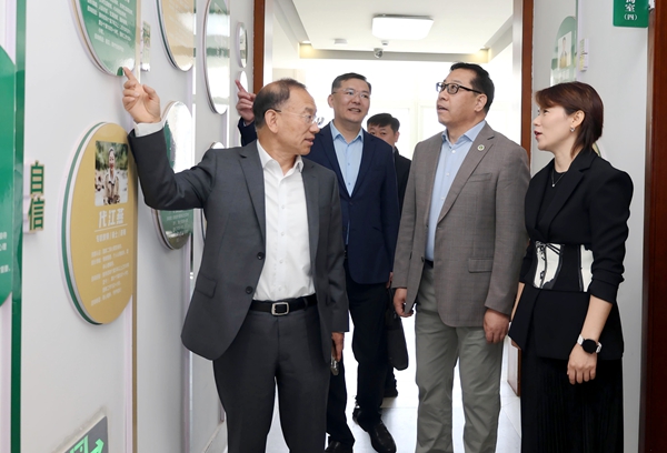 黄思光实地走访心理发展发展与教育中心.jpg